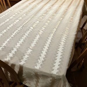 LAST CHANCE***BEAUTIFUL GOLD LEAF PATTERN 58 W X 112 L TABLECLOTH